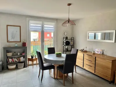 Cuisine ou kitchenette dans l'établissement Maison 6 personnes avec parking privé (à 1km du circuit et à 270 mètres de l’arrêt tram T1-Jules Raimu)