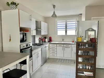 Cuisine ou kitchenette dans l'établissement Maison 6 personnes avec parking privé (à 1km du circuit et à 270 mètres de l’arrêt tram T1-Jules Raimu)
