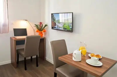 Télévision ou salle de divertissement dans l'établissement Appart'hôtel Odalys City - Tours Le Jardin des Lettres