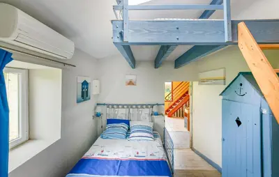 Un ou plusieurs lits dans un hébergement de l'établissement Cozy Home In Scorbé-Clairvaux With Wifi