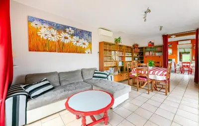 Coin salon dans l'établissement Cozy Home In Scorbé-Clairvaux With Wifi