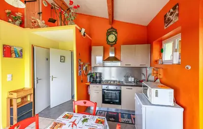 Cuisine ou kitchenette dans l'établissement Cozy Home In Scorbé-Clairvaux With Wifi