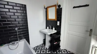 Salle de bains dans l'établissement Grande maison bourgeoise La Flèche, centre ville