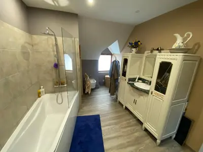 Salle de bains dans l'établissement La Patriaie. chez Jacky et Maryse.
