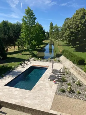 Piscine de l'établissement Le Refuge ou située à proximité