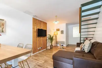 Télévision ou salle de divertissement dans l'établissement Chaleureuse maisonnette