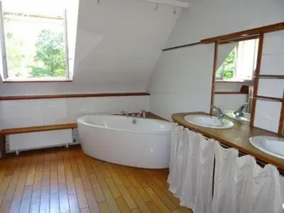 Plan de l'établissement Domaine de la Haute Justerie - piscine & billard à l’orée des bois - Loire Valley