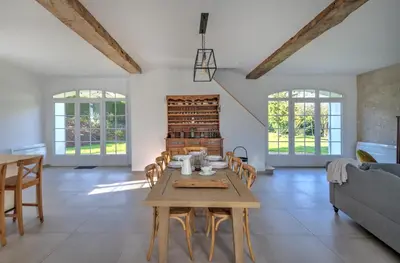 Coin salon dans l'établissement La Poulinière 4* du Domaine des Cyclamens