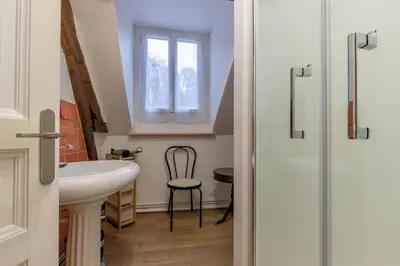 Salle de bains dans l'établissement Maison Gaming - Flipper et Arcade - Semi-Troglodyte