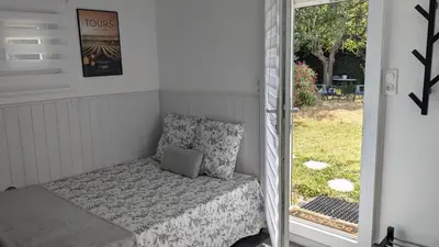 Un ou plusieurs lits dans un hébergement de l'établissement Studio Volta Garden proche du tram