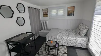 Coin salon dans l'établissement Studio Volta Garden proche du tram