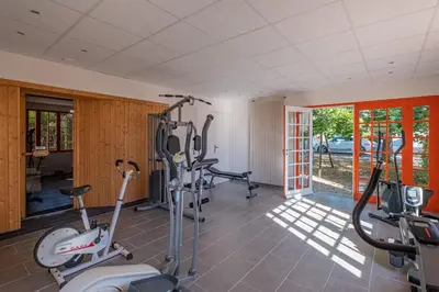 Salle ou équipements de sports de l'établissement Villa Castalie - Maison de maître, grande piscine et jacuzzi, classée 5 étoiles