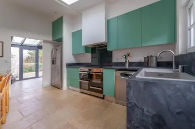 Cuisine ou kitchenette dans l'établissement Belle demeure avec piscine à Bourgueuil 5 ch/10 p