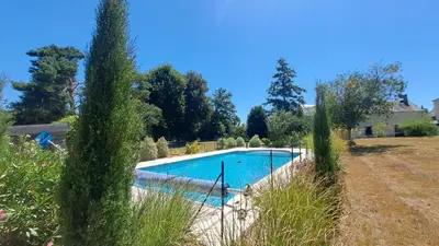 Piscine de l'établissement Belle demeure avec piscine à Bourgueuil 5 ch/10 p ou située à proximité