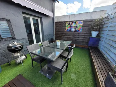 Terrasse ou espace extérieur de l'établissement Le Refuge Gabriel avec grand parking privé