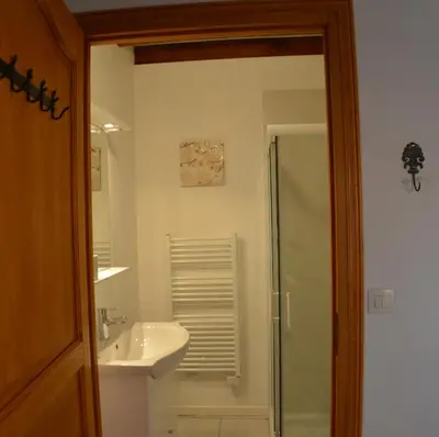 Salle de bains dans l'établissement Gîtes à l'ombre des chênes