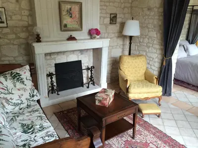 Coin salon dans l'établissement Château de Bournand B&B
