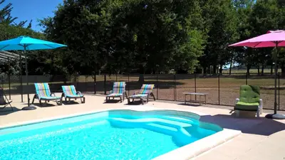Piscine de l'établissement Château de Bournand B&B ou située à proximité