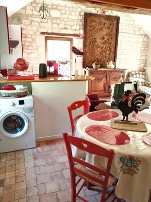 Cuisine ou kitchenette dans l'établissement Maison charmante à Courchamps avec vue sur jardin