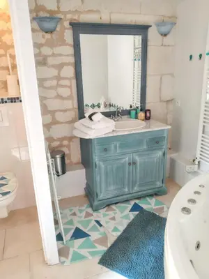 Salle de bains dans l'établissement Maison charmante à Courchamps avec vue sur jardin
