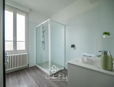 Salle de bains dans l'établissement Maison d exception au Mans Garage XXL et Terrasse