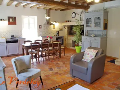 Cuisine ou kitchenette dans l'établissement Maison de Charme avec Piscine Chauffée à 300m de la Loire, Proche Saumur et Sites UNESCO - FR-1-622-70