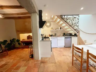 Cuisine ou kitchenette dans l'établissement Cosy Gîte à Azay-le-Rideau avec Wifi, Clim, tout inclus, idéal pour 2 adultes et 2 enfants, proche châteaux - FR-1-381-567