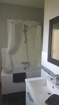 Salle de bains dans l'établissement Chb double avec baignoire