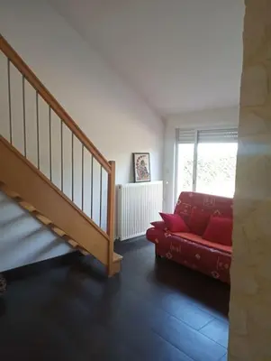 Coin salon dans l'établissement Maison chaleureuse aux portes de Tours.
