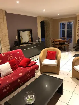 Coin salon dans l'établissement Maison chaleureuse aux portes de Tours.