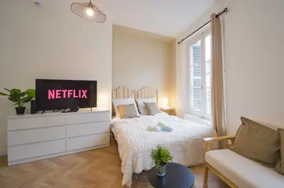 Télévision ou salle de divertissement dans l'établissement Le Clocher - Quai De La Loire - Netflix
