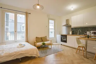 Cuisine ou kitchenette dans l'établissement Le Clocher - Quai De La Loire - Netflix