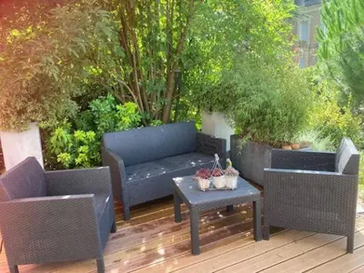 Jardin de l'établissement Gîte tout confort avec terrasse spacieuse, jardin clos et équipements modernes, à 45 mn du Mans - FR-1-381-557