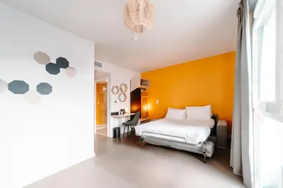 Un ou plusieurs lits dans un hébergement de l'établissement Beelodge Hotel Blois Centre