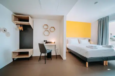 Un ou plusieurs lits dans un hébergement de l'établissement Beelodge Hotel Blois Centre
