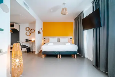 Un ou plusieurs lits dans un hébergement de l'établissement Beelodge Hotel Blois Centre