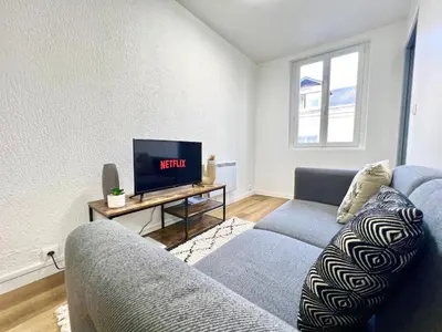 Télévision ou salle de divertissement dans l'établissement Les 4 Appartements au cœur de Châtellerault