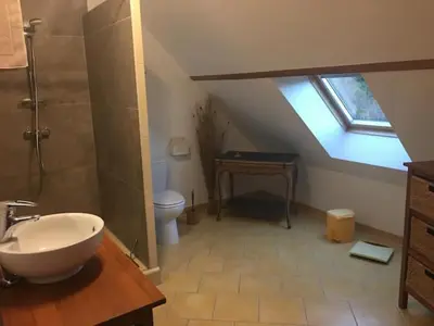 Salle de bains dans l'établissement Bain de lumière et d'espace