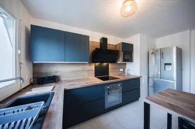 Cuisine ou kitchenette dans l'établissement Élégance et confort- Vidéoprojecteur Tours-Parking