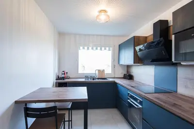 Cuisine ou kitchenette dans l'établissement Élégance et confort- Vidéoprojecteur Tours-Parking