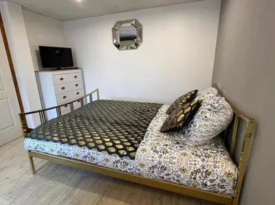 Un ou plusieurs lits dans un hébergement de l'établissement Golden Tours - Studio moderne
