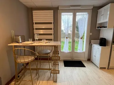 Cuisine ou kitchenette dans l'établissement Golden Tours - Studio moderne