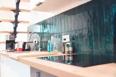 Cuisine ou kitchenette dans l'établissement L’Armoirie, cosy nid douillet