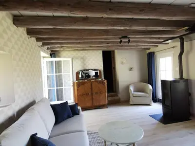 Coin salon dans l'établissement Gîte de charme avec terrasse, proche circuit 24H et zoo de la Flèche, idéal pour 4 pers. - FR-1-410-438