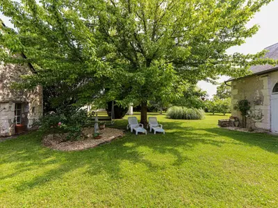 Jardin de l'établissement Gîte de charme avec terrasse, proche circuit 24H et zoo de la Flèche, idéal pour 4 pers. - FR-1-410-438