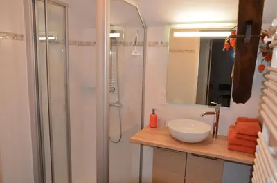 Salle de bains dans l'établissement Chambre Pantagruel Le dolmen