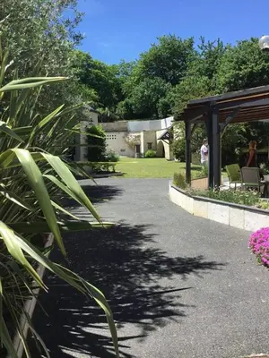 Jardin de l'établissement Chambre Pantagruel Le dolmen