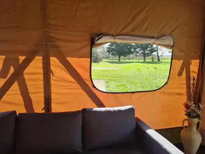 Coin salon dans l'établissement Camping de la touche