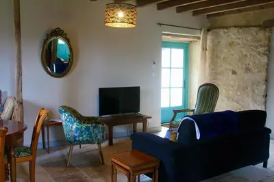 Télévision ou salle de divertissement dans l'établissement L'Écurie at Closerie Les Roches - Cozy 2 Bed Country Cottage