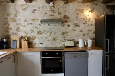 Cuisine ou kitchenette dans l'établissement Le Cerisier at Closerie Les Roches - 2 Bed Country Cottage